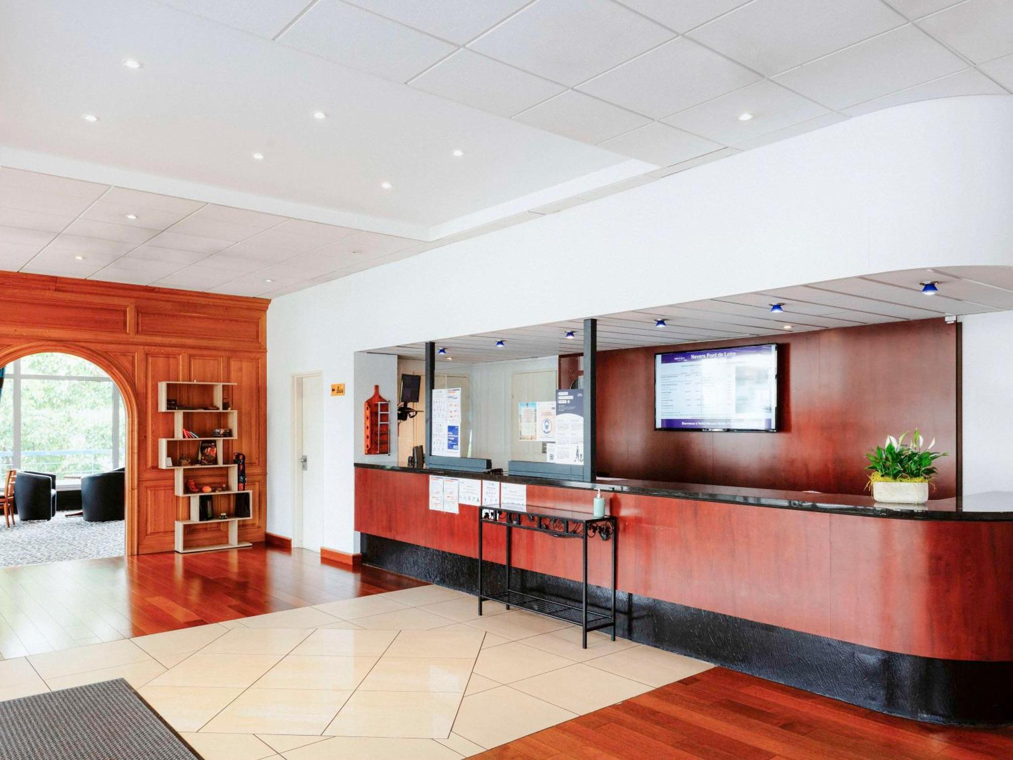 Mercure Nevers Pont De Loire Esterno foto